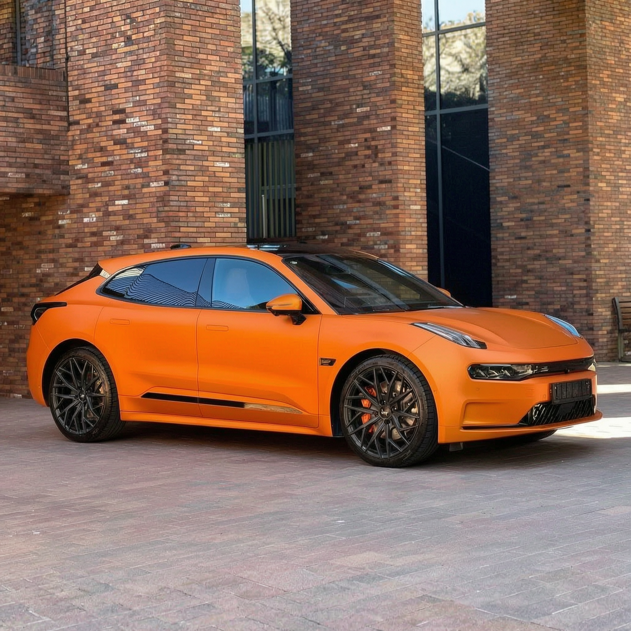 Оранжевый Zeekr 001 с диском Race Ready Technology CSS3347